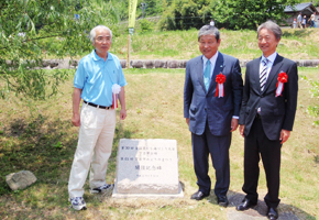 記念碑前で下呂市長、名古屋市副市長、今井支部長