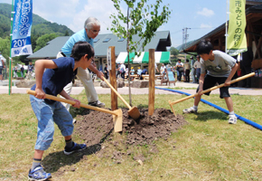 下呂市長と小学生による記念植樹